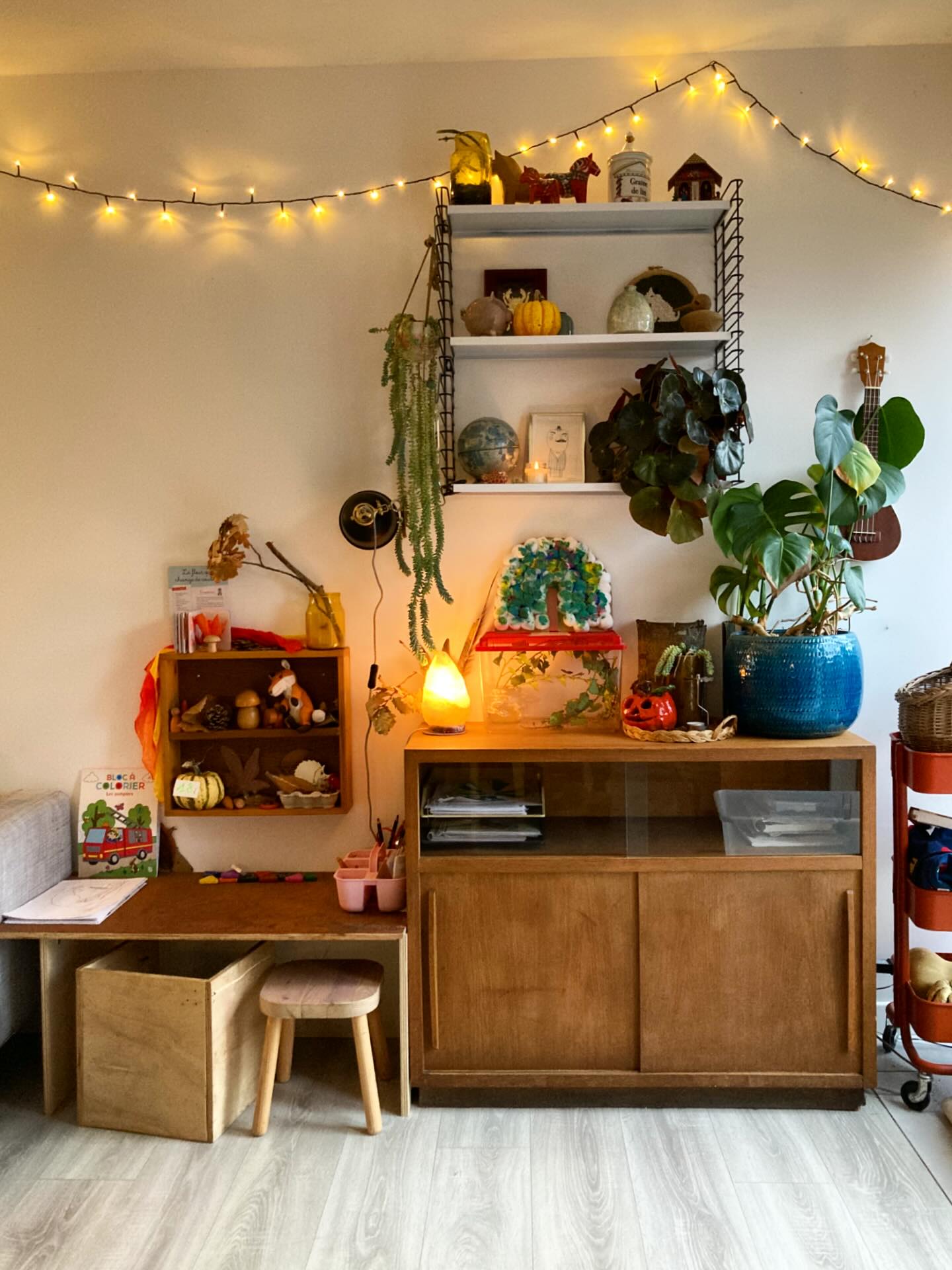 Le meuble jardin/potager est installé ! Version seconde main et vintage (évidemment) — adopté chez un adorable papi du Boncoin, expert en trésors oubliés.

Ah… les aventures du Boncoin : tu pars pour 1h aller-retour, et tu finis par visiter le hangar, papoter de tout et de rien, et repartir avec l’impression d’avoir gagné un meuble et un nouveau copain. 😄🧡

Maintenant, il ne reste plus qu’à patienter jusqu’au retour des semis…

En attendant, je me demande : vous aussi, vous vivez des épopées quand vous allez récupérer quelque chose sur @leboncoin ?