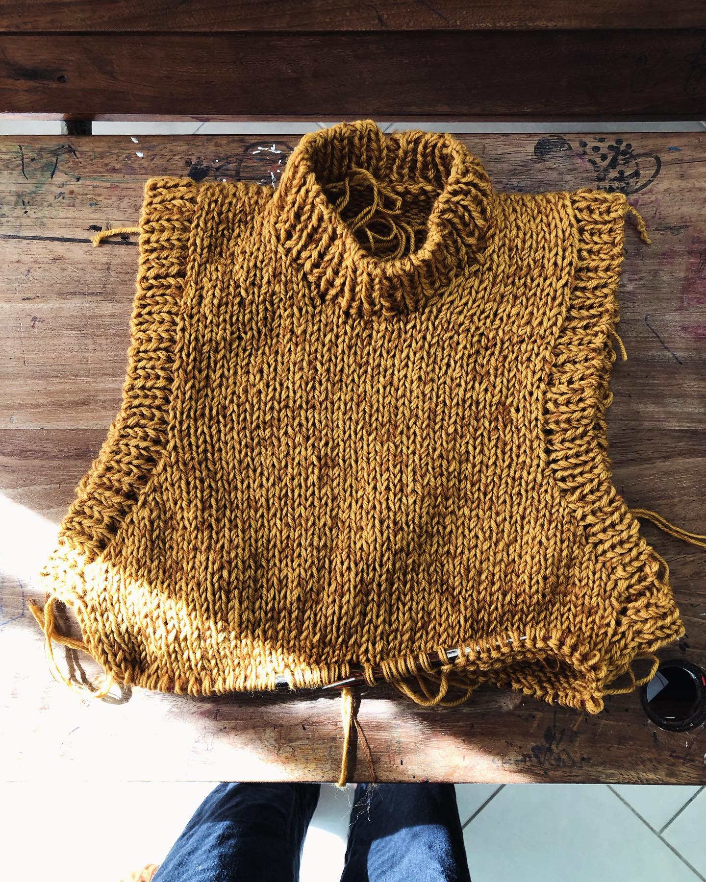 Projet tricot des vacances : le slipover de @petiteknit avec comme objectif d’utiliser mes restants de laines - il sera juste plus court que le modèle mais cela me convient - c’est ça qui est chouette avec le tricot ! 
.
Et chez vous ça tricote pendant les vacances ?