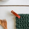 manique dessous de plat pose plat7 crochet coton recyclé lien en cuir (1) Manique pose plat crochet crocheté en coton recyclé avec lien en cuir lavable