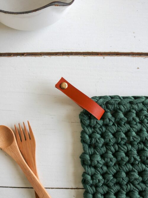manique dessous de plat pose plat7 crochet coton recyclé lien en cuir (1) Manique pose plat crochet crocheté en coton recyclé avec lien en cuir lavable