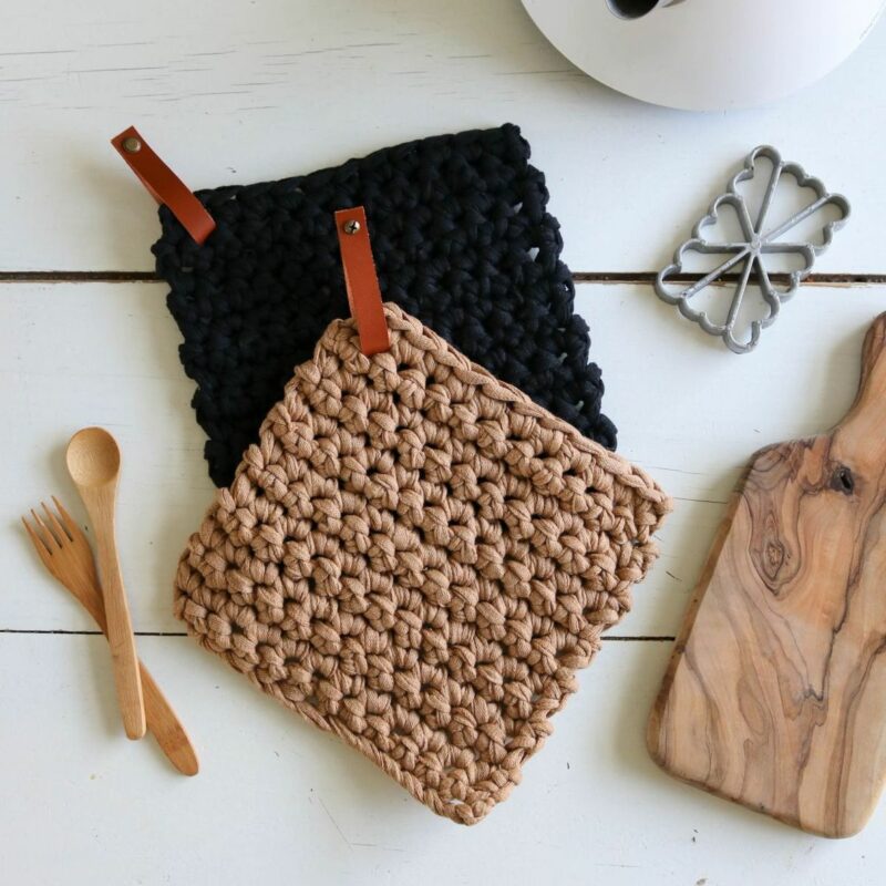 Manique pose plat crochet crocheté en coton recyclé avec lien en cuir lavable