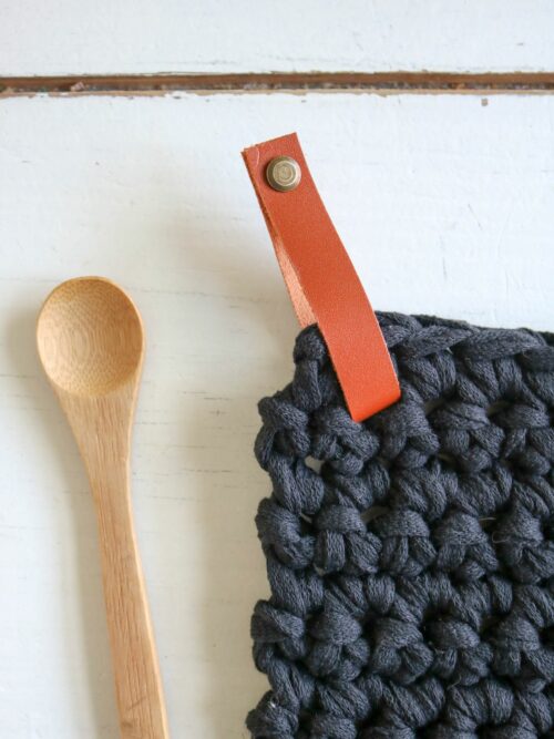 manique dessous de plat pose plat7 crochet coton recyclé lien en cuir (8) Dessous de plat - Manique - Noir