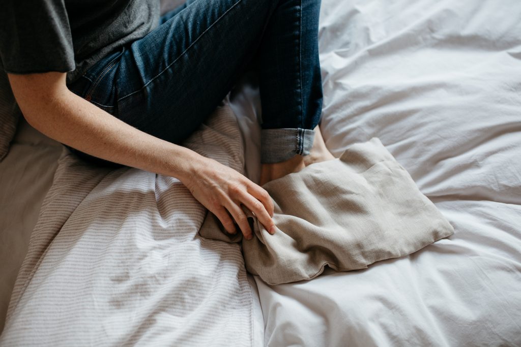 Grande bouillotte en graines de lin naturelle avec housse lavable, fabriquée en France – utilisation à chaud ou à froid pour apaiser et soulager.
