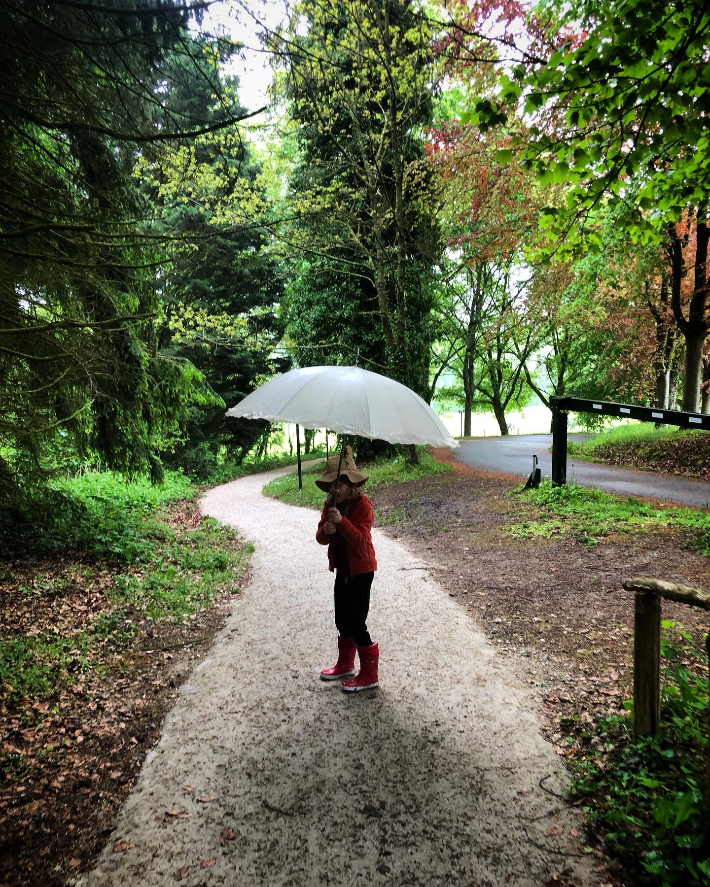 Découverte du Perche avec @homeexchangefr
.
Après quelques messages, nous avons accepté de passer 15 jours dans la maison de Emmanuelle et sa famille. Et bien les gens, je vous le dis si vous aimez le vert, les chevaux, le calme, la forêt, les arbres centenaires, les vielles pierres, l’histoire et le patrimoine c’est par ici 👈. 
.
Vous avez compris, on a gros coup de cœur pour cette région et on ne manquera pas d’y retourner si l’occasion se présente! Je vous montre ca très vite! #perche #lebonheurestdansleperche 
.
Je vous laisse deviner la météo qu’on a eu 😅.
.
Et vous, vous connaissez le Perche ou le département de l’Orne ?