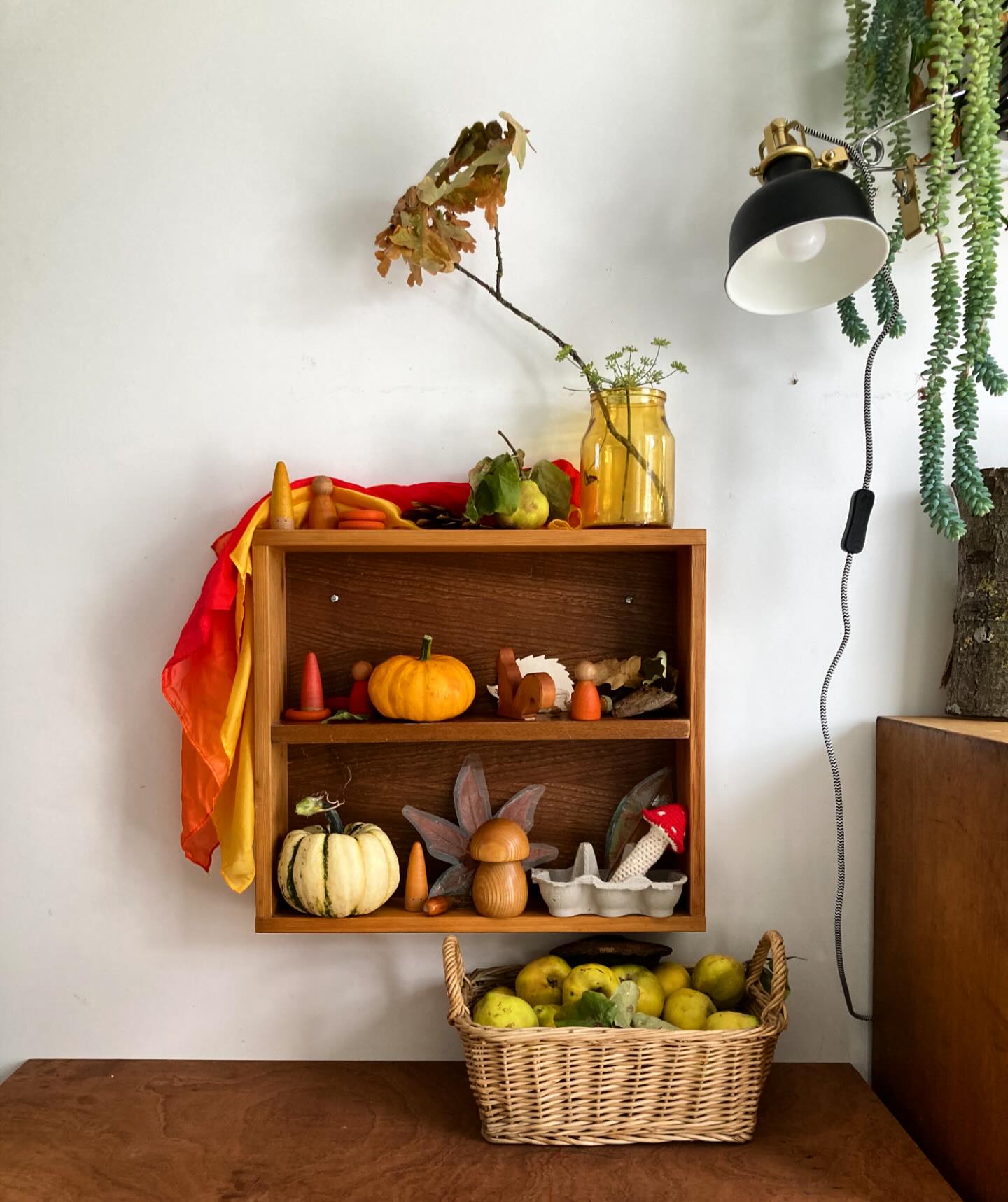 L’automne est arrivé sur notre étagère des saisons. L’occasion de ressortir mon petit champignon au crochet 🍄, cueillir des courges dans le jardin et exposer les trésors des dernières balades. 
.
Vous avez une petite place pour l’automne chez vous ou vous êtes dans le déni ? Quoique on peut faire les deux 😜