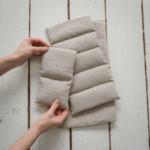 Coussin de bouillotte en graines de lin sans housse, en grand ou petit format : à habiller, remplacer ou recharger. Tissu lin du Nord, chaud ou froid.