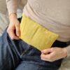 Petite bouillotte en graines de lin housse jaune