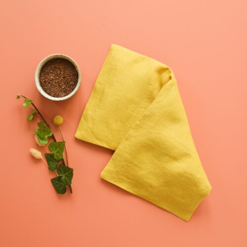 Grande bouillotte en graines de lin naturelle avec housse lavable, fabriquée en France – utilisation à chaud ou à froid pour apaiser et soulager.
