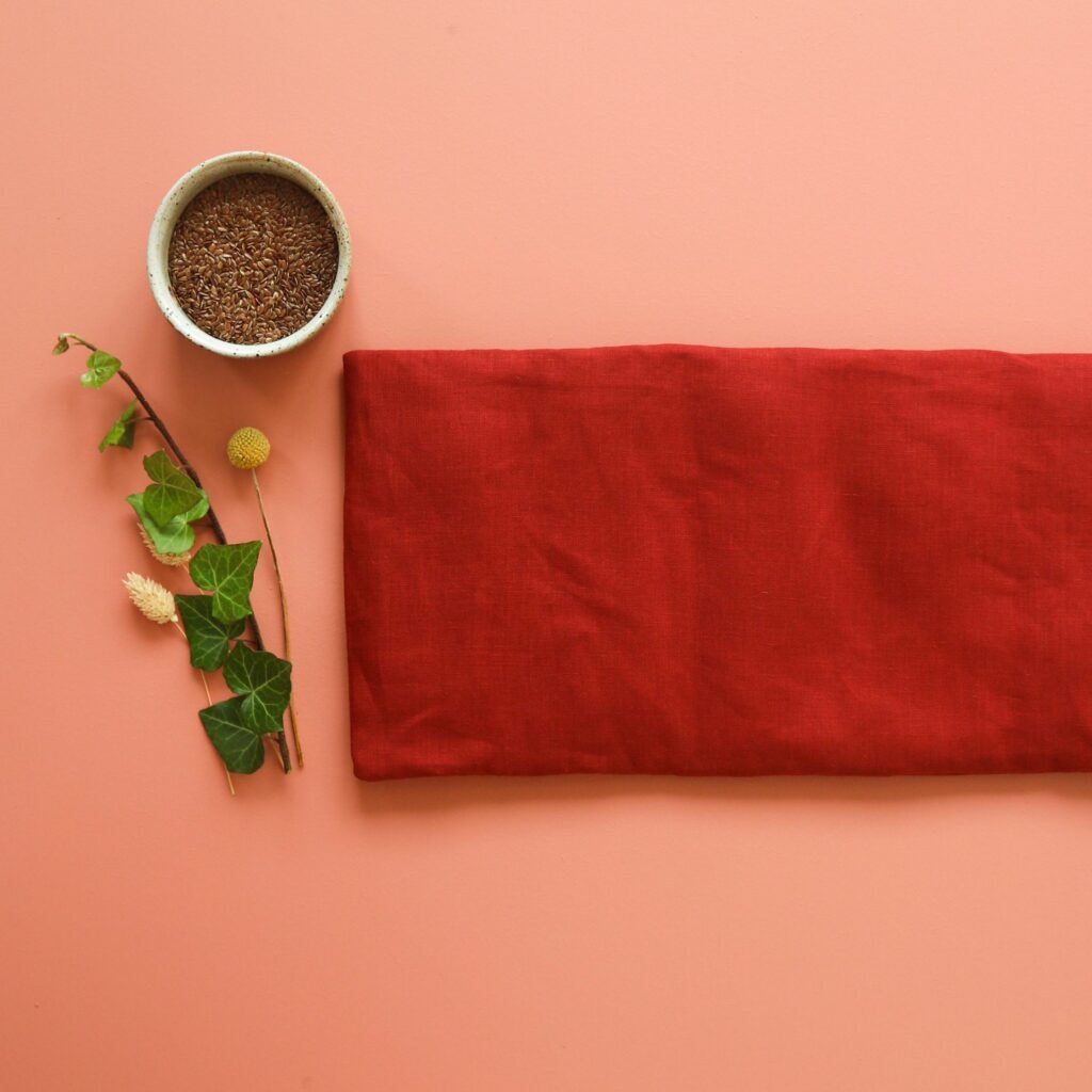 Grande bouillotte en graines de lin naturelle avec housse lavable, fabriquée en France – utilisation à chaud ou à froid pour apaiser et soulager.