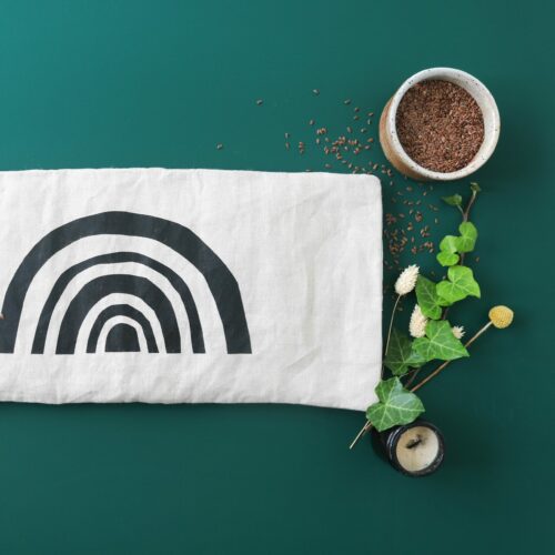 Grande bouillotte en graines de lin naturelle avec housse lavable, fabriquée en France – utilisation à chaud ou à froid pour apaiser et soulager.