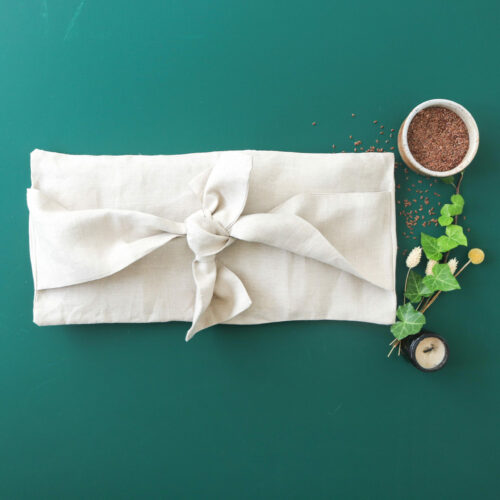 Grande bouillotte en graines de lin naturelle avec housse lavable, et liens, ceinture, fabriquée en France – utilisation à chaud ou à froid pour apaiser et soulager.