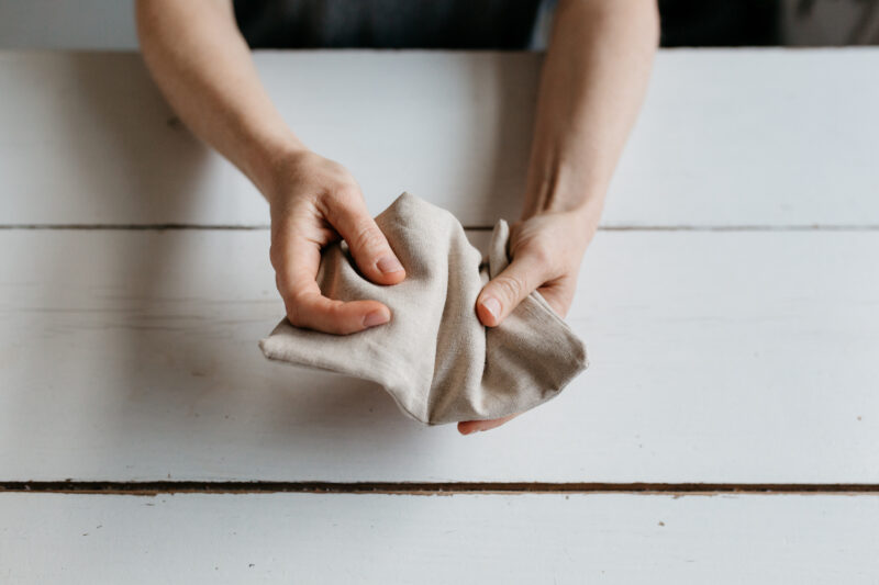 Housse en lin naturel et graines de lin artisanales.