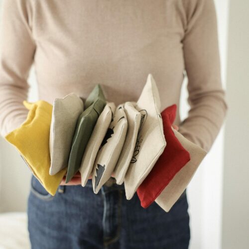 Housse pour petite bouillotte en graines de lin, tissu en lin naturel beige, fabrication artisanale en France.