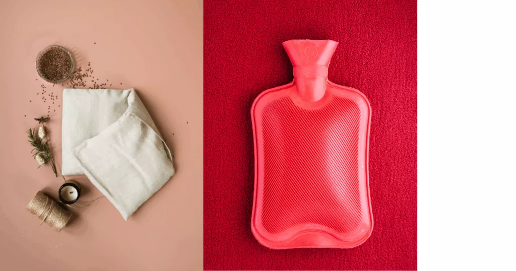 Bouillotte sèche en graines de lin et bouillotte à eau traditionnelle posées côte à côte sur un plaid en laine