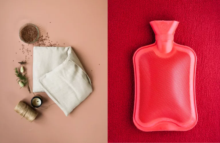 Bouillotte sèche en graines de lin et bouillotte à eau traditionnelle posées côte à côte sur un plaid en laine