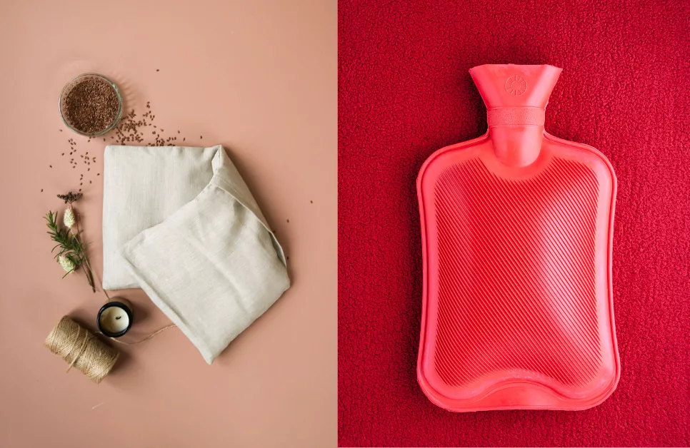 Bouillotte sèche en graines de lin et bouillotte à eau traditionnelle posées côte à côte sur un plaid en laine