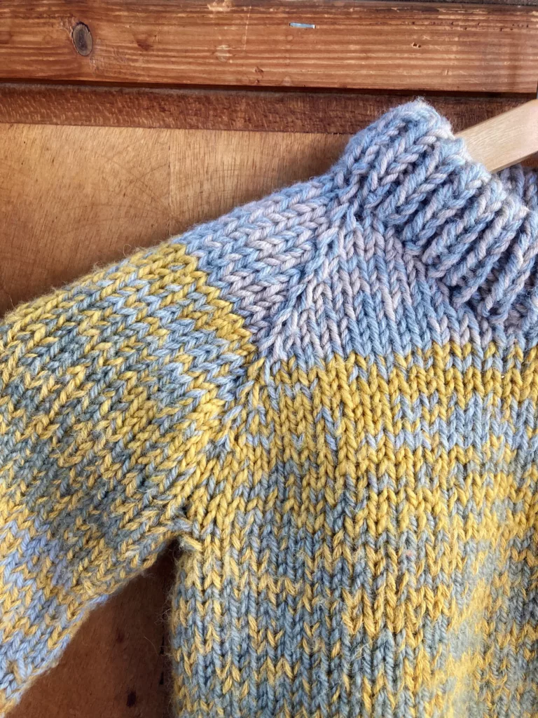 Pull tricoté avec des restes de laine tricot, technique marbré multicolore